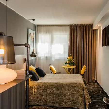 מלון Cit'hotel Stim'otel 3*